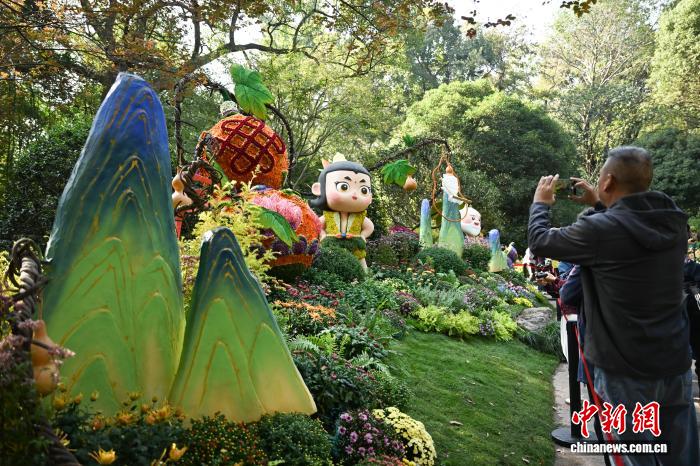 來場者で賑う「長江デルタ菊花精品展」　浙江省杭州