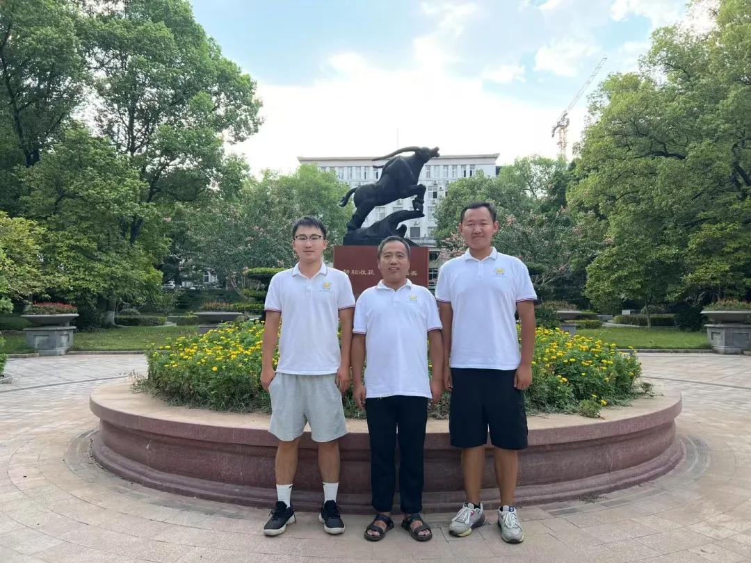 曹立先生（寫真中央）と學生。