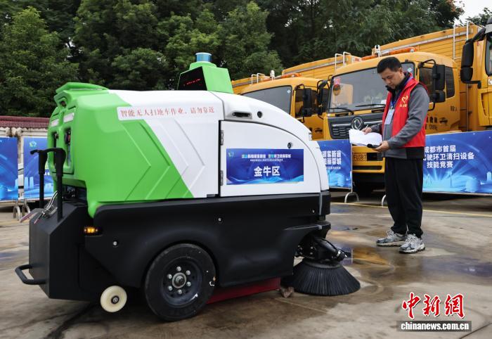 コンテストに參加した清掃車の靜音効果に関する審査結(jié)果を記録する職員（撮影?王磊）。