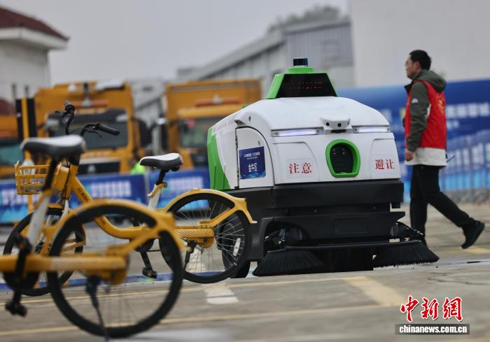 「無人道路清掃車コンテスト」開催、「スマート清掃」が都市生活へ　四川省成都