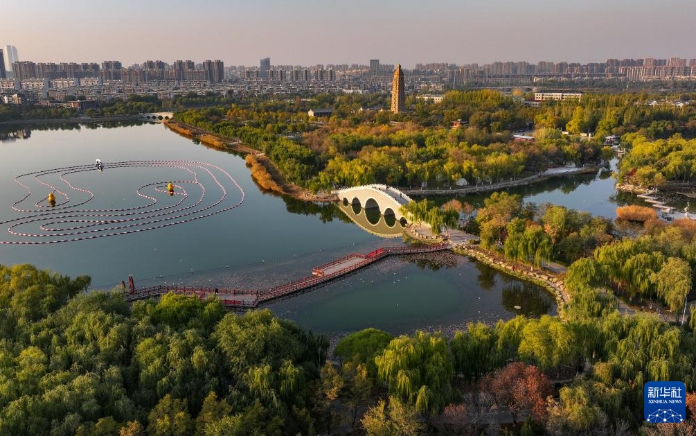色濃い秋の気配漂う「塞上湖城」　寧夏?銀川
