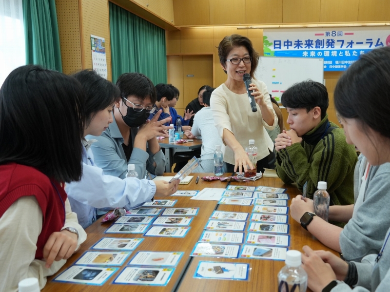 カードゲームを通して海洋ゴミの問(wèn)題をどのように解決するかシミュレーションする學(xué)生たち（撮影?許可）。