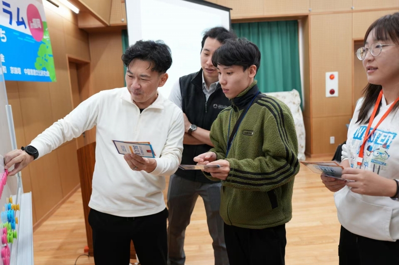 カードゲームを通して海洋ゴミの問(wèn)題をどのように解決するかシミュレーションする學(xué)生たち（寫(xiě)真提供?笹川日中友好基金）。