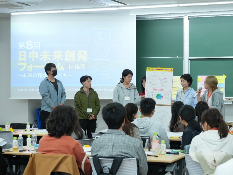 グループワークの成果を発表する學(xué)生たち（撮影?許可）。