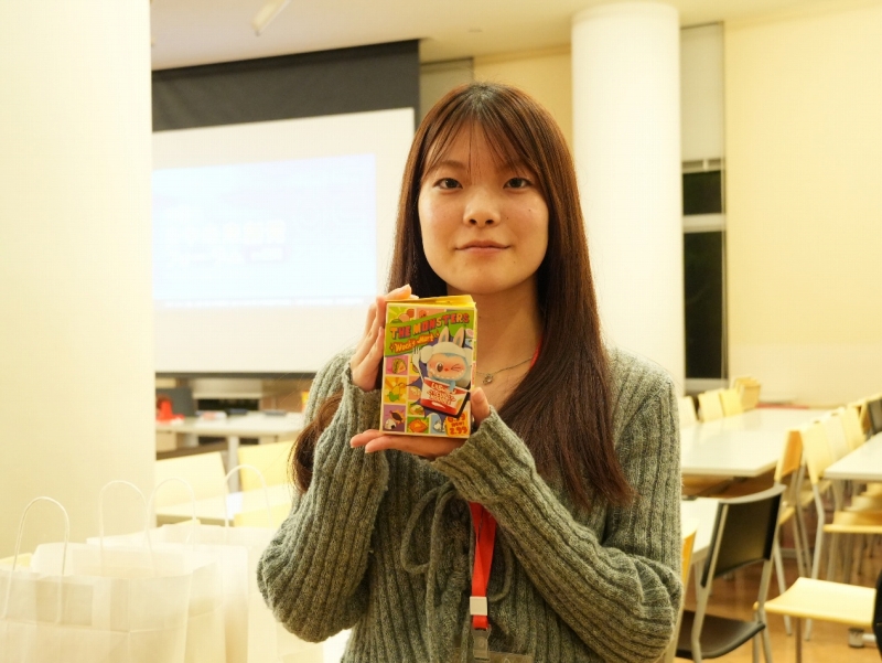 ゲットしたラブブを見(jiàn)せる高良凜乃さん（撮影?許可）。