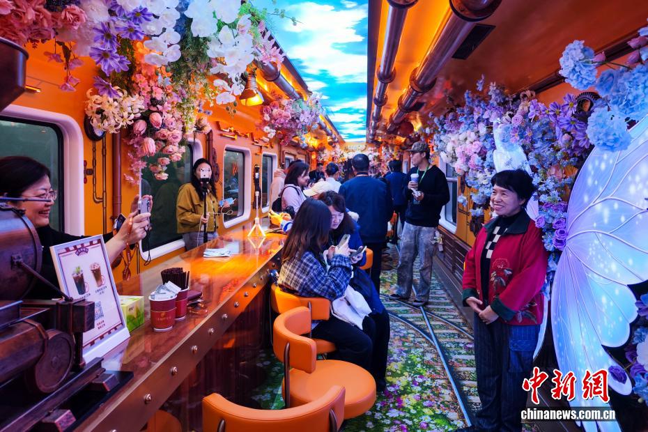 中國(guó)初のテーマエンタメ沒入型文化観光列車「津旅時(shí)光號(hào)」が天津から出発