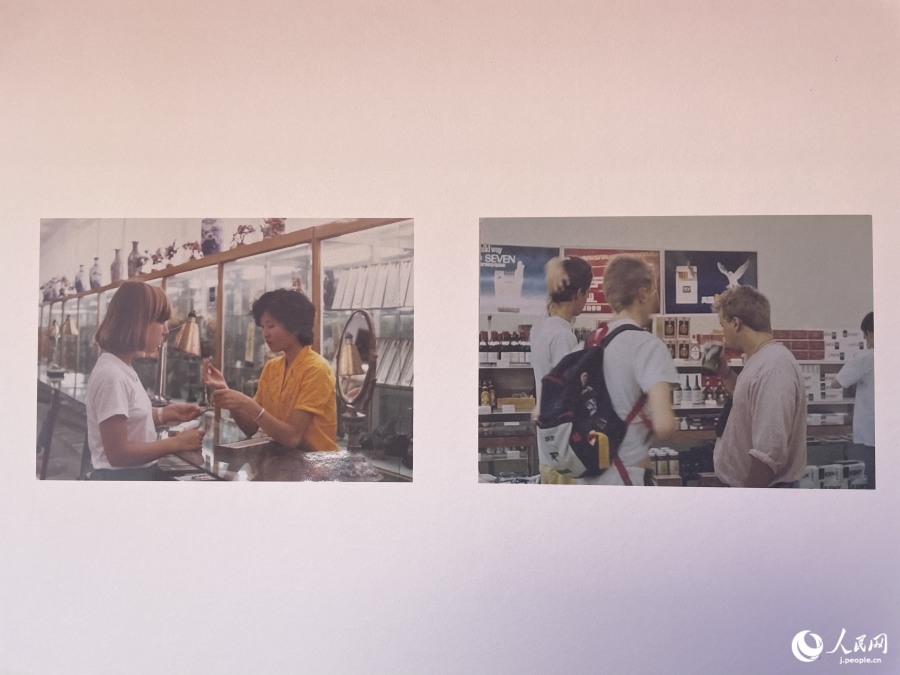 北京友諠商店で買い物をする外國人（「友諠花園」內(nèi)の説明プレートを撮影?勝又あや子）