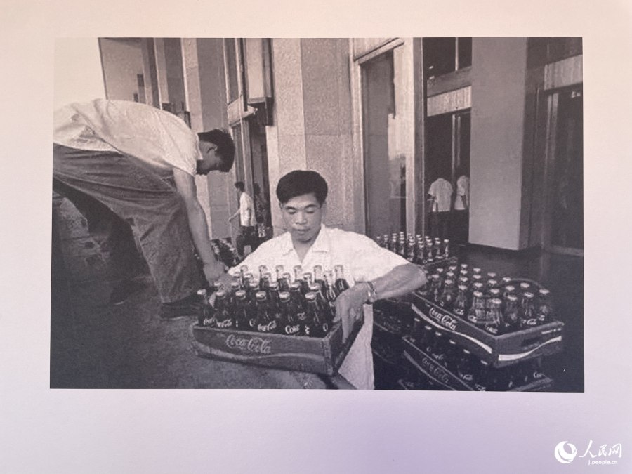 コカ?コーラの搬入作業(yè)の様子（「友諠花園」內(nèi)の説明プレートを撮影?勝又あや子）