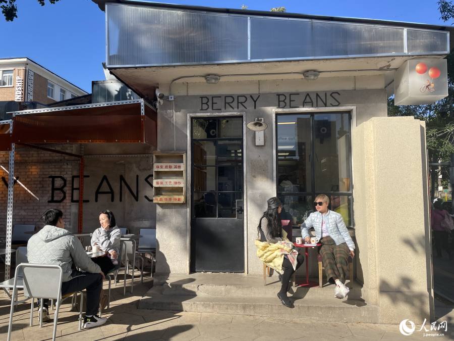 通りに面したところにある守衛(wèi)室を改裝したカフェ（撮影?勝又あや子）