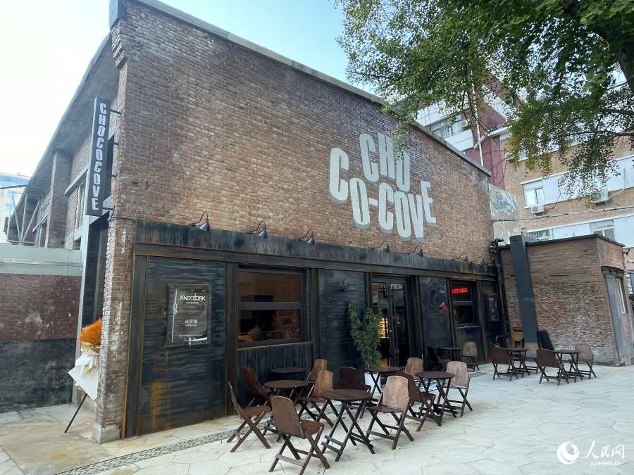 レンガ造りの倉庫はバナナケーキなどが人気のカフェに（撮影?勝又あや子）