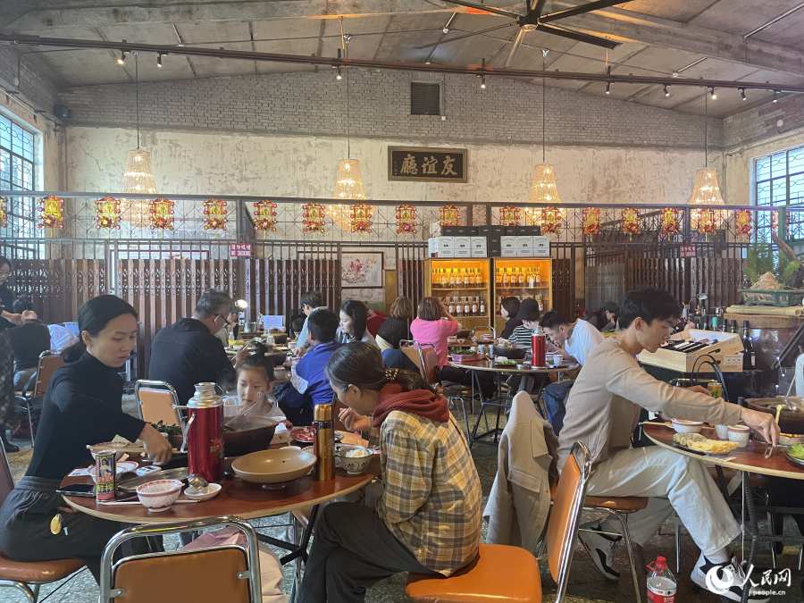 かつて友誼商店4階に掛けられていた「友誼庁」の額が飾られている（撮影?勝又あや子）