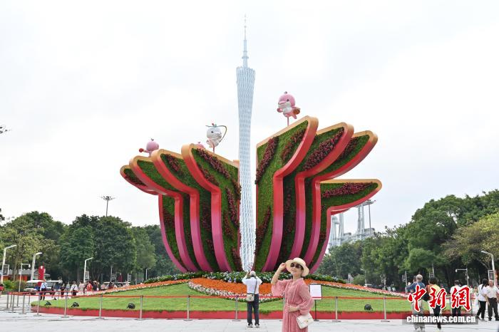 來場者の注目を集めた花城広場の展示作品「広?木綿」（撮影?陳楚紅）。