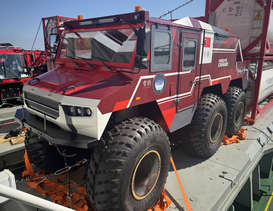 中國(guó)が獨(dú)自に開(kāi)発した「雪豹」6×6輪式車(chē)両（撮影?顧天成）。