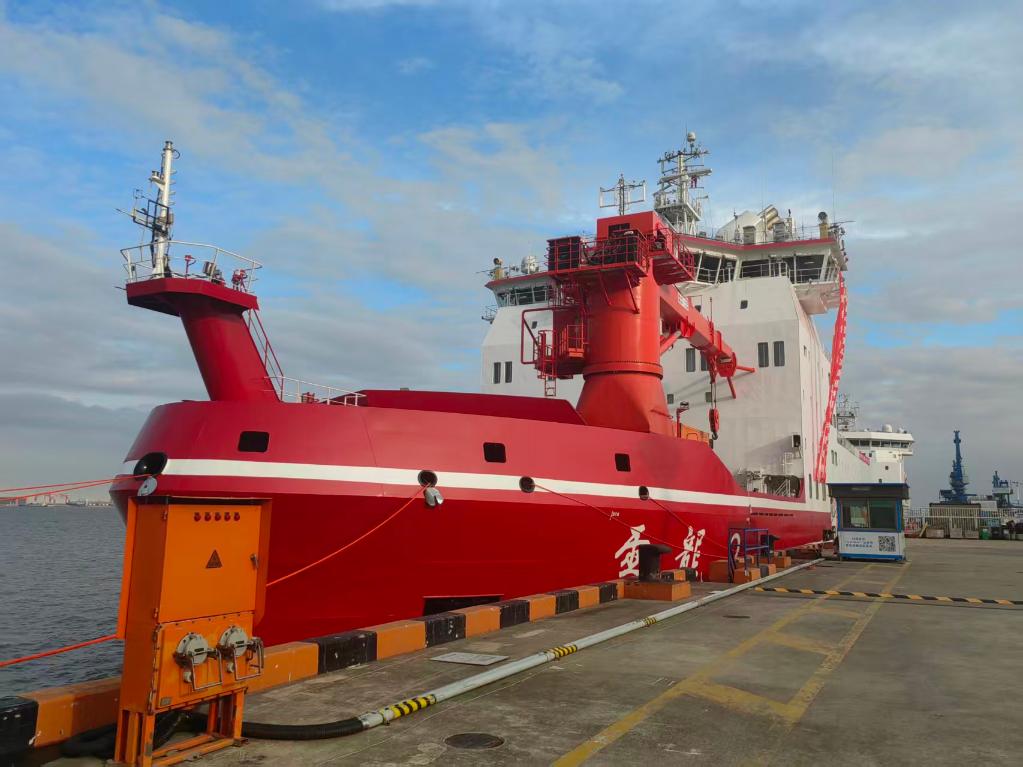 中國極地観測の國內(nèi)拠點埠頭に停泊する砕氷船「雪竜2」號（撮影?徐鵬航）。