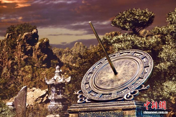 リアルな日時(shí)計(jì)とLEDスクリーンにリアルタイムで表示される仮想シーンがシームレスに融合した撮影現(xiàn)場の様子（撮影?劉子琳）。