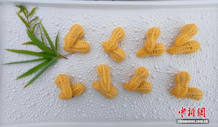 出品料理の「天府花生酥（四川風(fēng)ピーナッツパイ）」（撮影?劉忠?。?/></a></span>
    <h3 class=