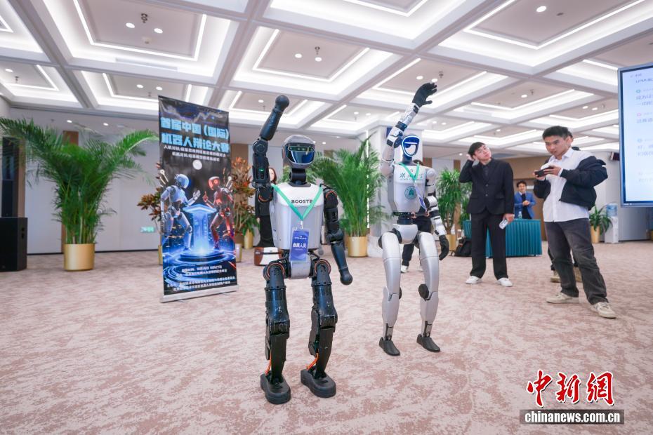 弁論対決で見事な弁論を披露するロボット弁者たち　北京亦荘