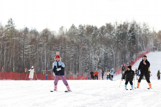 漠河北極スキー場(chǎng)でスキーを楽しむ観光客（寫(xiě)真は取材先からの提供）。