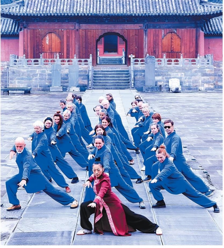 遇真宮で外國(guó)人の弟子と太極拳の練習(xí)をするフランス東洋文化伝播センターの創(chuàng)始者である武當(dāng)武術(shù)協(xié)會(huì)フランス分會(huì)の柯文主席（撮影?彭濤）。