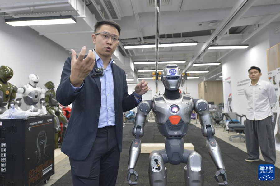 広東省深セン市で、ロボット「小衆(zhòng)」を紹介する衆(zhòng)擎ロボットの共同創(chuàng)業(yè)者?姚淇元氏（10月29日撮影?劉力航）。
