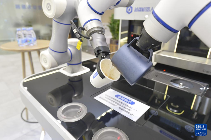 広東省深セン市の越疆科技で、コーヒーのラテアートを作るロボット（10月29日撮影?劉力航）。