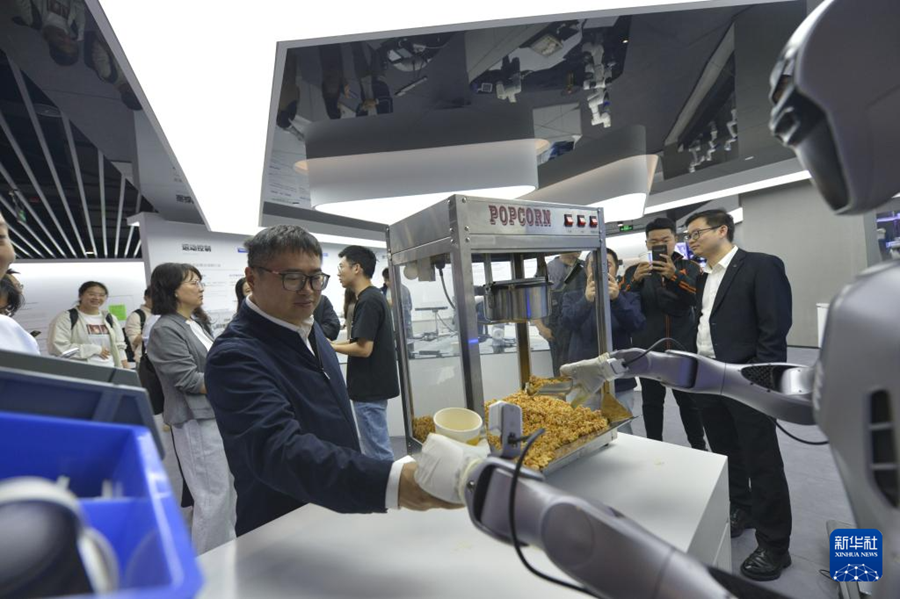 広東省深セン市の越疆科技で、記者たちにポップコーンをよそるロボット（10月29日撮影?劉力航）。