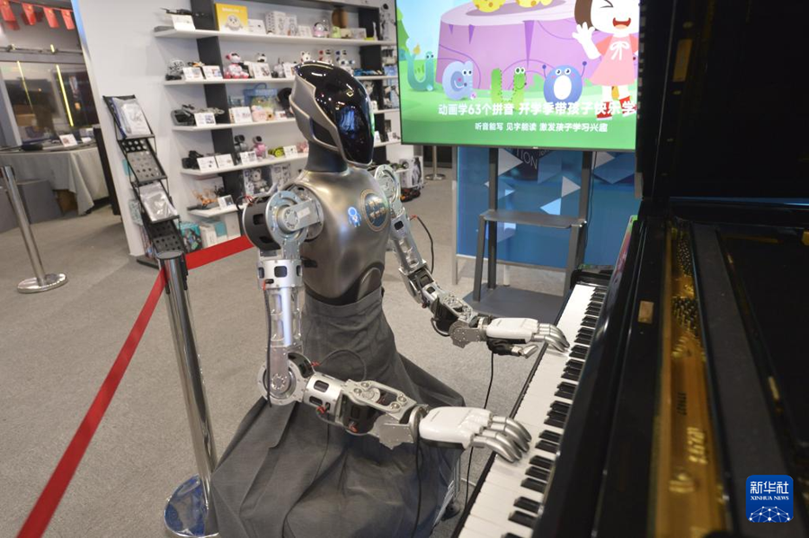 広東省深セン市にあるロボット6S店內(nèi)で、ピアノを演奏するロボット（10月28日撮影?劉力航）。