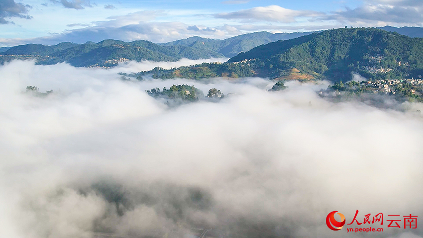 まるで「天空の城」　雲(yún)海に包まれた雲(yún)南の小都市?緑春県