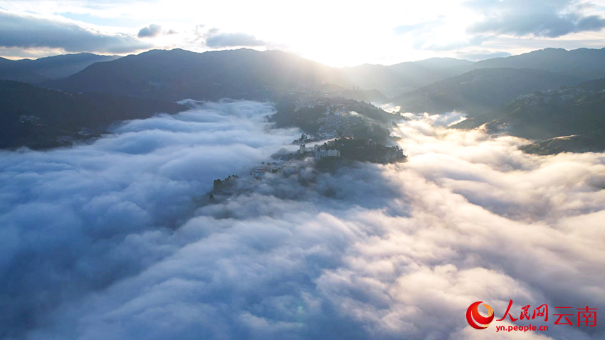 まるで「天空の城」　雲(yún)海に包まれた雲(yún)南の小都市?緑春県
