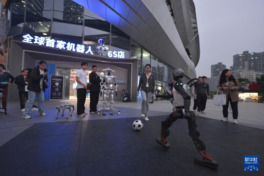     広東省深セン市にあるロボット6S店の入口で、サッカーを披露するロボット（10月28日撮影?劉力航）。 