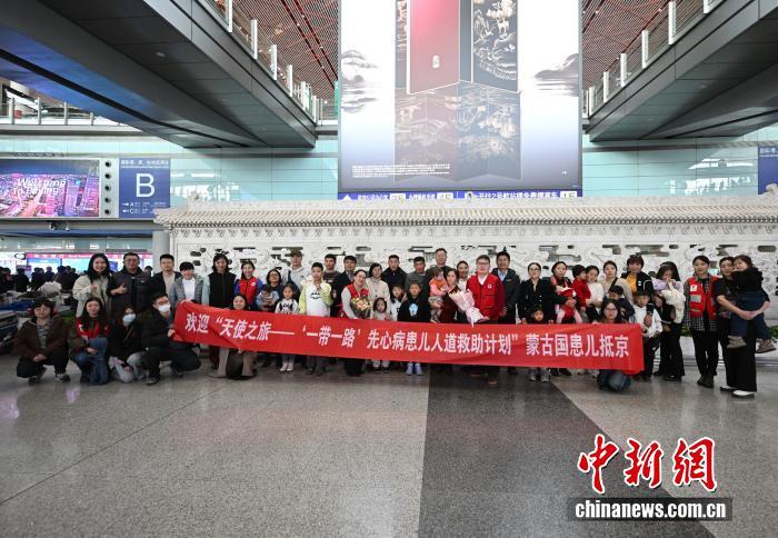 子供たちと保護(hù)者および中國(guó)紅十字基金會(huì)と北京安貞病院職員による集合寫真（撮影?趙文宇）。