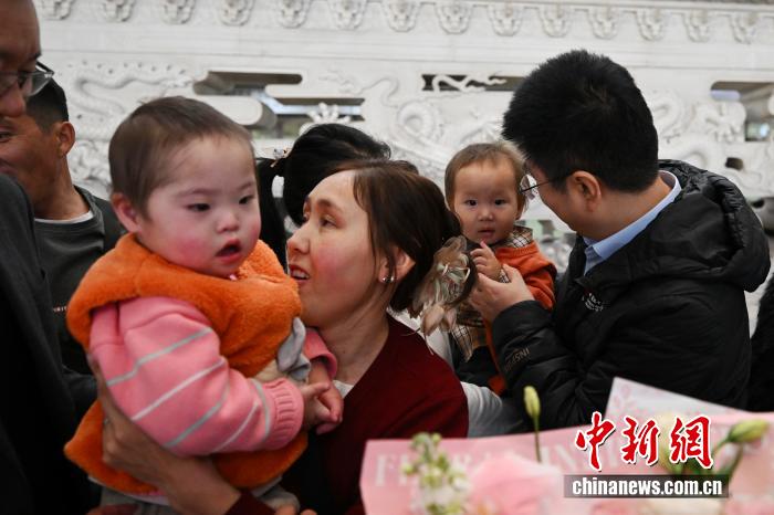 モンゴルの先天性心疾患児14人が北京に到著　無償での手術(shù)?治療へ