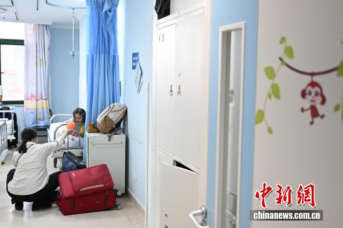 モンゴルの先天性心疾患児14人が北京に到著　無償での手術(shù)?治療へ