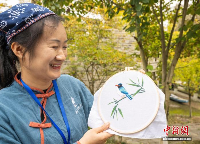 屈原の故郷で豊かさを生み出す「指先の技」　湖北省