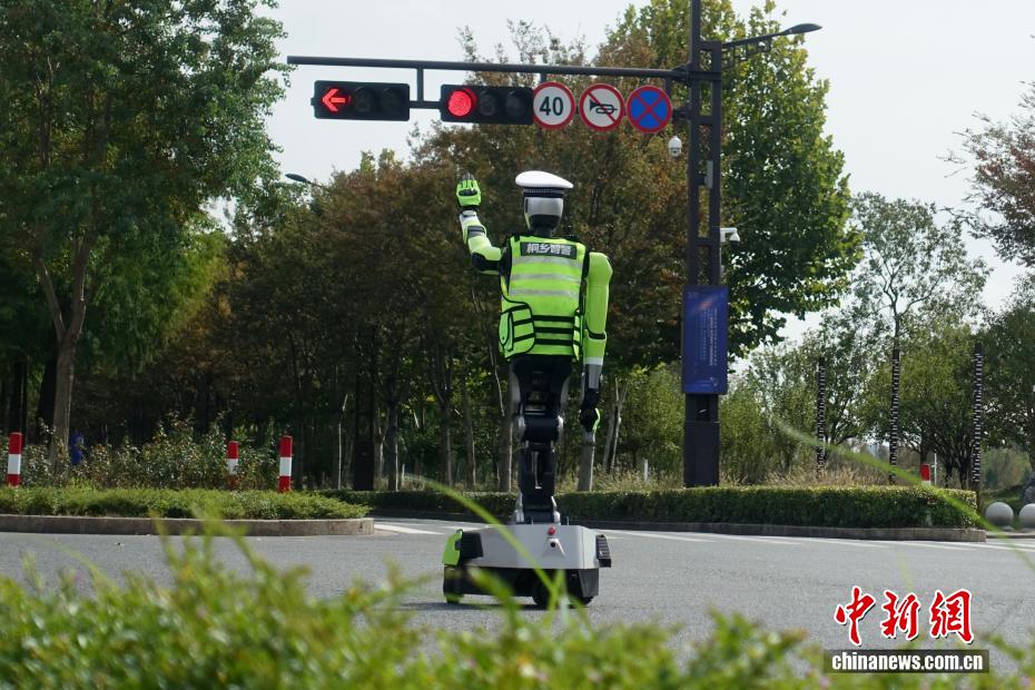 「ロボット交通警察官」が烏鎮(zhèn)の街頭で勤務開始