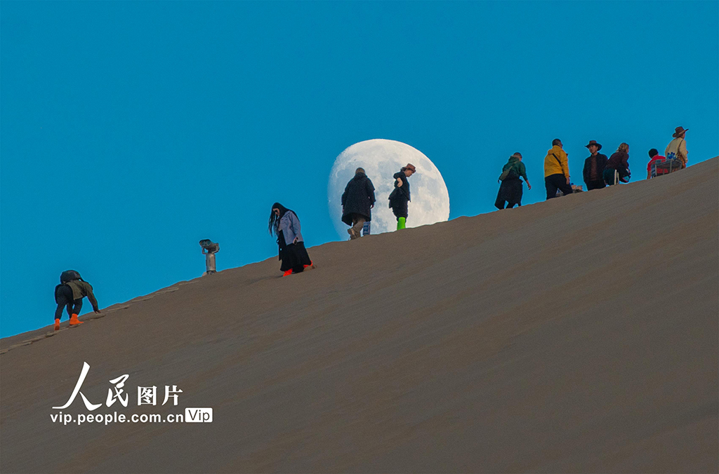 観光客を魅了する秋の砂漠　甘粛省敦煌