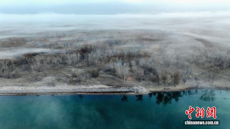 額爾斉斯河の北屯區(qū)間に生じた朝霧が織りなす幻想的な風景　新疆