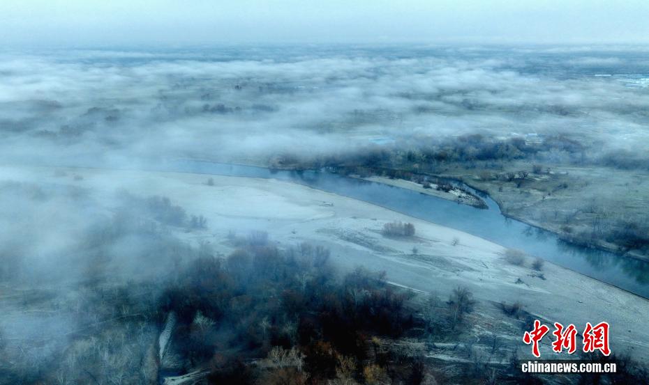 額爾斉斯河の北屯區(qū)間に生じた朝霧が織りなす幻想的な風(fēng)景　新疆