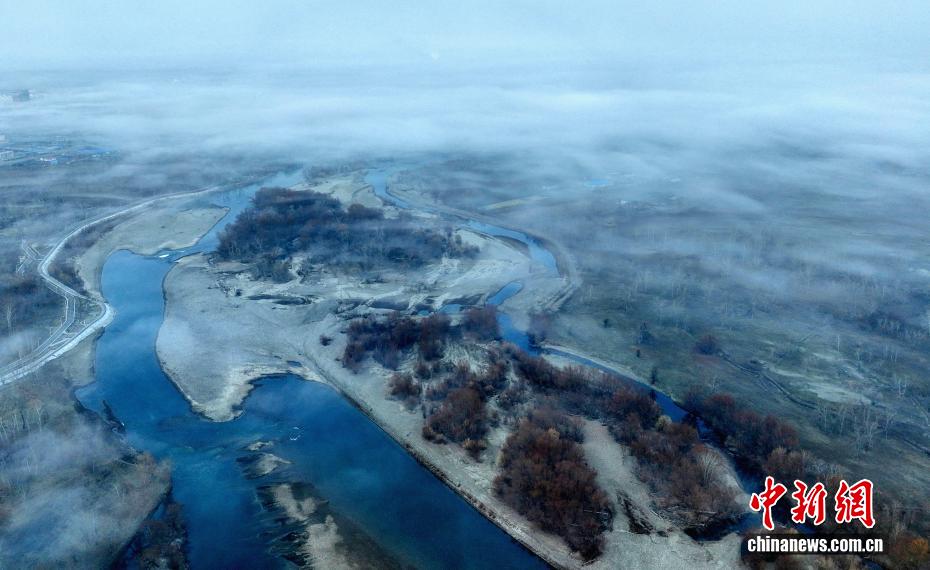 額爾斉斯河の北屯區(qū)間に生じた朝霧が織りなす幻想的な風(fēng)景　新疆