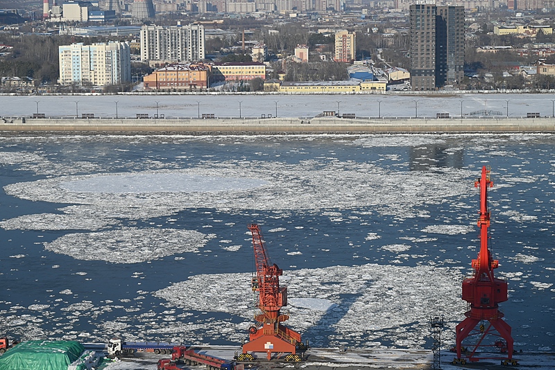 11月3日、水面が流氷に覆われた中國とロシアの國境を流れる黒竜江の愛輝區(qū)區(qū)間（寫真著作権はCFP視覚中國所有のため転載禁止）。
