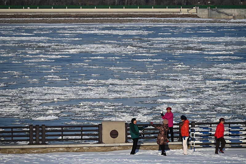 流氷に覆われた黒竜江省黒河市を流れる川