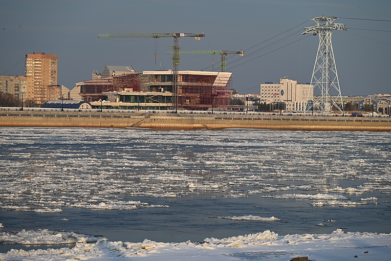 流氷に覆われた黒竜江省黒河市を流れる川