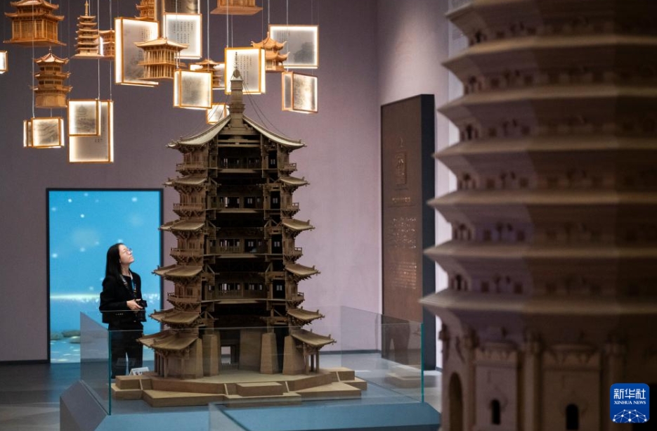 中國建築テクノロジー館の古代建築展示ホールを見學(xué)する來場(chǎng)者（11月4日撮影?伍志尊）。