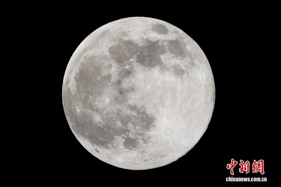 江蘇省南京市で観測された今年最大の満月（11月5日撮影?泱波）。