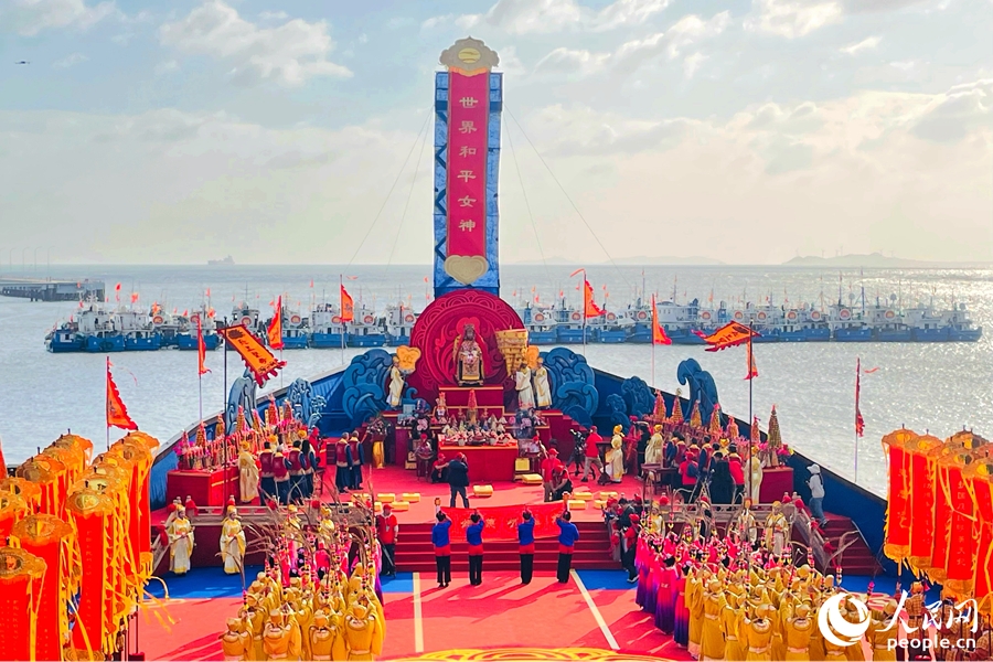 毎年、國內(nèi)外から湄洲の媽祖を參拝に訪れる多くの人々（撮影?林盈）。