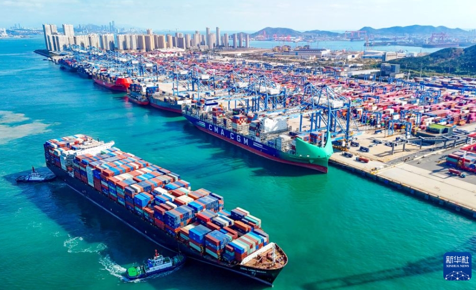 青島自由貿(mào)易片區(qū)を出航する、貨物を満載した貨物船（11月5日、ドローンによる撮影?張進(jìn)剛）。