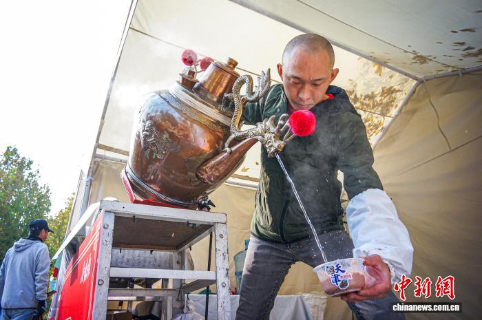 「竜嘴大銅壺（注ぎ口が竜の形をした大きな銅製やかん）」で茶湯を淹れる様子（11月5日撮影?佟郁）。