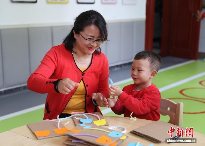銀川市金鳳區(qū)湖畔嘉苑西區(qū)社區(qū)黨群サービスセンターの「ベビーハウス」で、楽しく遊ぶ幼児（11月5日撮影?于晶）。