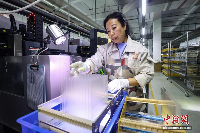 タッチスクリーンカバーガラスの受注?生産が活況に　貴州省新蒲新區(qū)