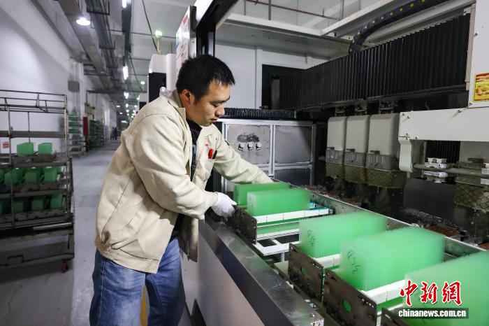 タッチスクリーンカバーガラスの受注?生産が活況に　貴州省新蒲新區(qū)